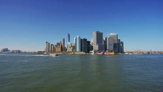 纽约曼哈顿下城航行的船