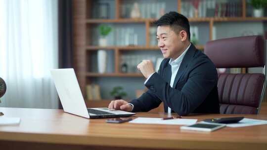 亚洲商人在办公室使用笔记本电脑远程进行视