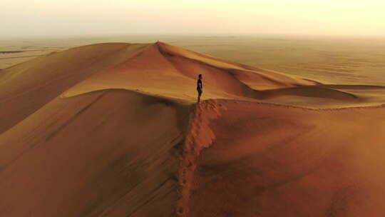 4k无人机拍摄的一名孤独男子在纳米比亚沙