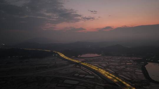 夜晚滩涂上的公路