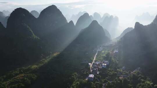 航拍桂林山水漓江晨光中的山峰