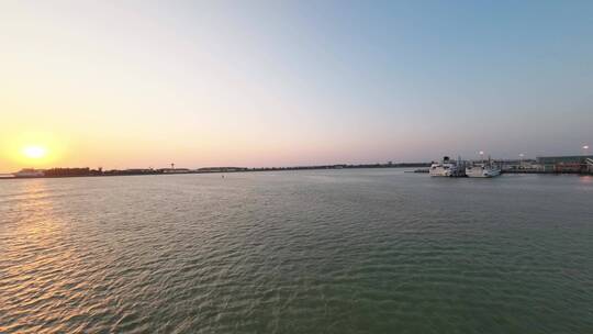 琼州海峡徐闻港摆渡轮船离开码头延时摄影