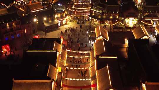 俯瞰景区古城夜景亮化古街游客人流前飞