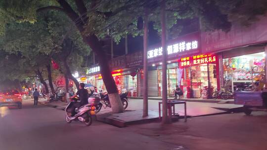 城市夜景街头景象商铺行人路上交通