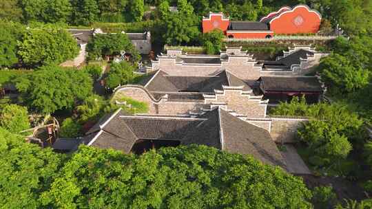 古建屋顶俯瞰绿意环绕景象