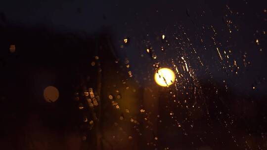 夜晚市区下起小雨