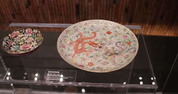 清代粉彩龙凤纹盘，御窑博物馆藏