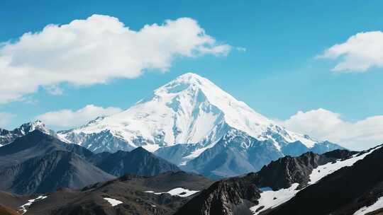 雪山自然风光全景