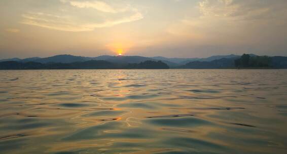 夕阳湖面波浪