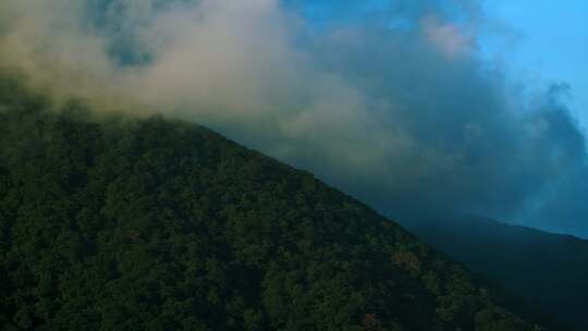 山峰绿色森林上云雾飘动青山绿水唯美风景
