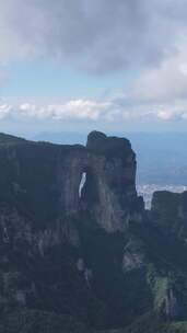 竖版航拍张家界天门山5A景区湖南