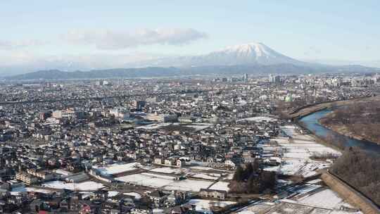 城市建筑，河流，雪山，冬季雪