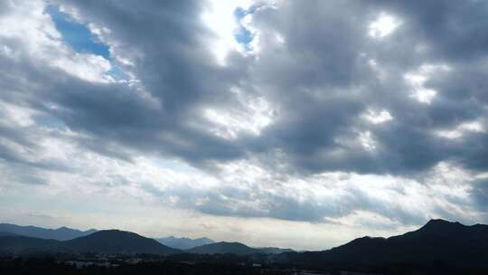 山峰延时天空阳光穿过云朵黄昏日落丁达尔光