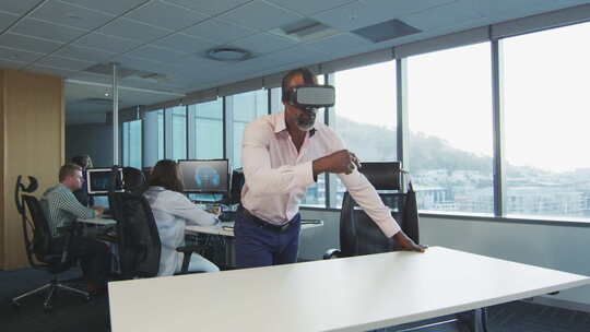 商人在办公室戴VR眼镜视频素材模板下载