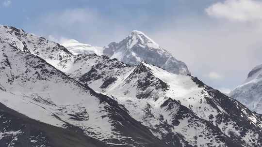 航拍新疆夏塔古道雪山帽子云