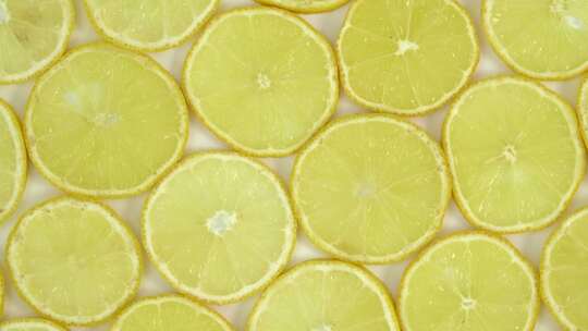 多汁的柑橘水果旋转。柠檬片特写，食物夏季背景