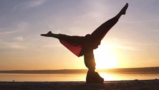 女人在海滩上练习瑜伽高难度动作展示