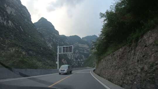前往泸沽湖景区途中的交通风光视频素材模板下载