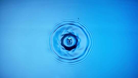水滴落入蓝色的水中激起涟漪！