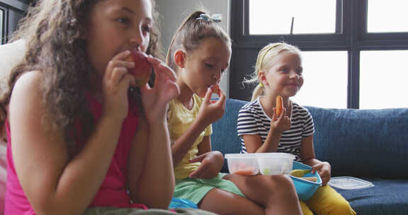 快乐多样的女孩坐在学校公共休息室拿着饭盒吃饭的视频