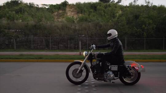 在高速公路上行驶的摩托车手视频素材模板下载