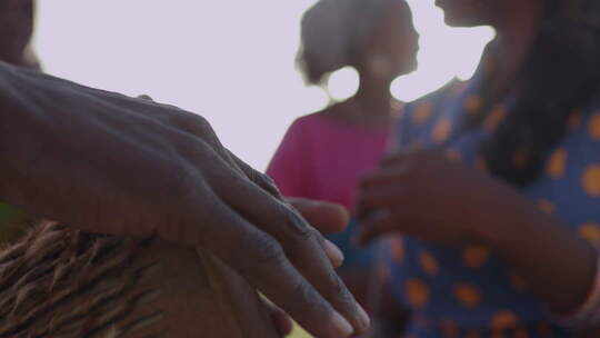 非洲马赛人穿传统服装跳舞唱歌