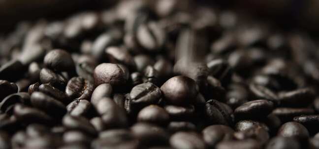深色烘焙咖啡豆成堆