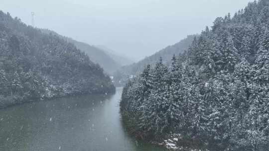 山林间河流雪景的俯拍画面