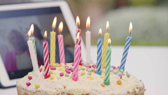 吹灭生日蛋糕上的蜡烛特写镜头视频素材模板下载