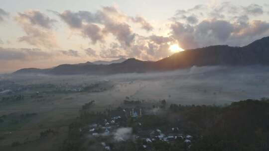 白云 穿梭 风景 景色 自然风光 山野