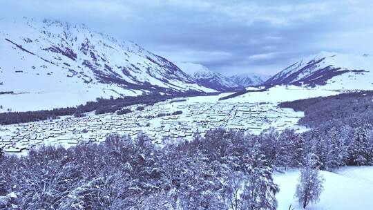 航拍新疆雪山风光