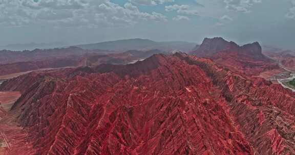 色彩艳丽的山峰