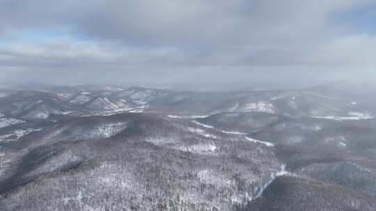 冷空气迷漫的寒冬山林雪景