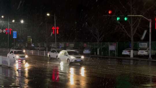 城市路口车流飘雪