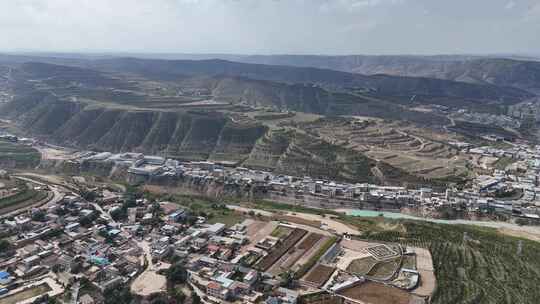 西北高原大山沟壑中的居民居住地航拍