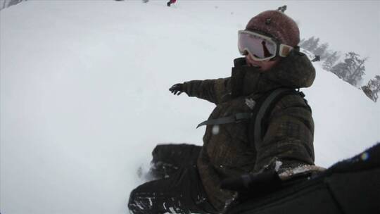 一名滑雪板运动员在滑雪时自拍