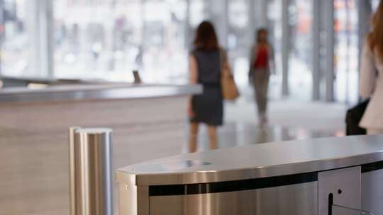 商务女性下班通过闸机画面
