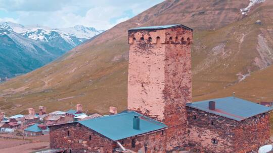 历史悠久的城堡在山脉上