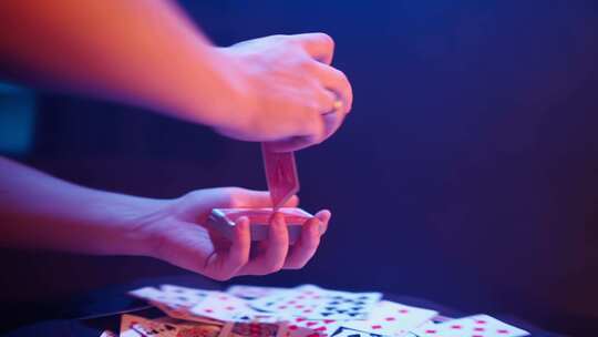 洗牌 扑克牌 玩扑克牌的赌徒赌博赌术澳门视频素材模板下载