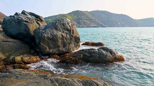 海南早晨海岛日出大海海浪拍打礁石