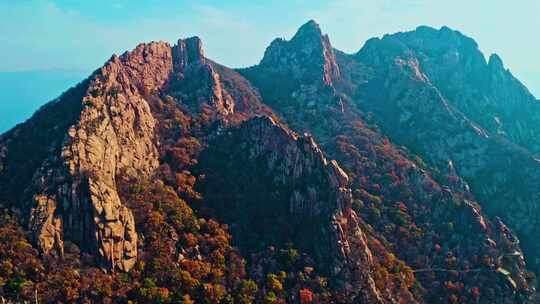 秦皇岛祖山多彩山林覆盖的险峻奇峰景象