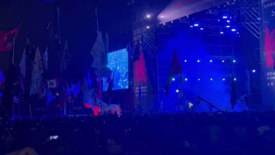 夜晚战旗乐迷摇滚音乐节现场视频素材模板下载