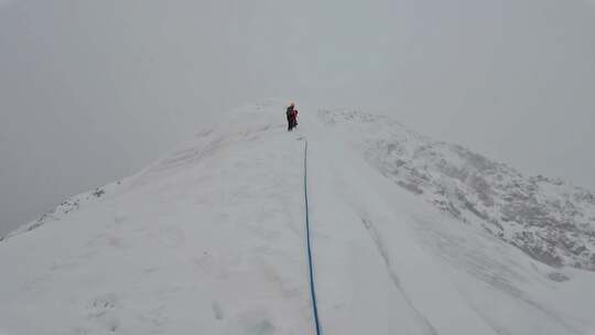 风雪中攀登四川贡嘎山区贡巴峰的登山者