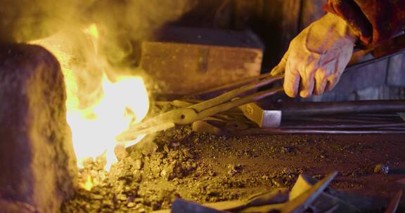 传统手工艺铁匠打铁制作铁器熔炉烧铁