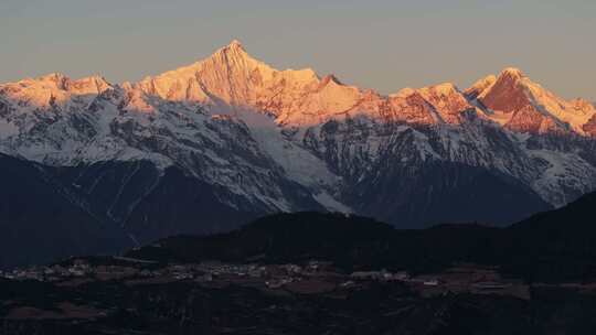 云南香格里拉梅里雪山飞来寺高空航拍