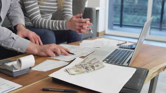 文书工作、计算、税收、笔记本电脑