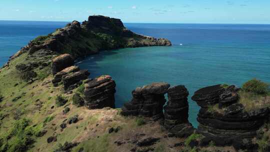 科摩罗群岛龙背火山岩层的海滨鸟瞰图