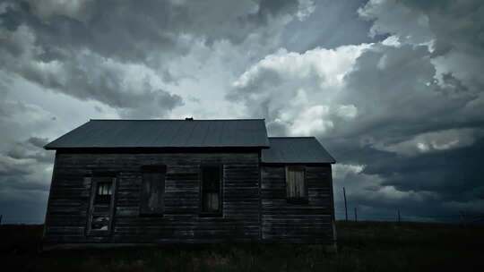 乌云下的老旧木屋