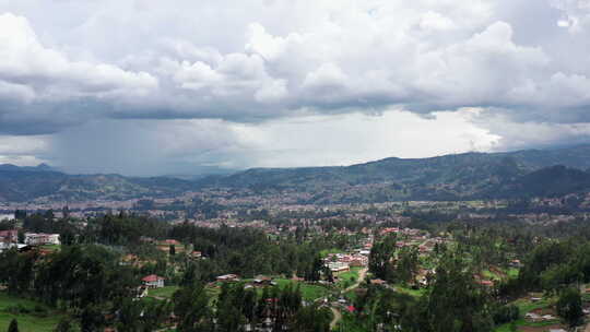 厄瓜多尔阿苏艾省昆卡市白天山景鸟瞰图。