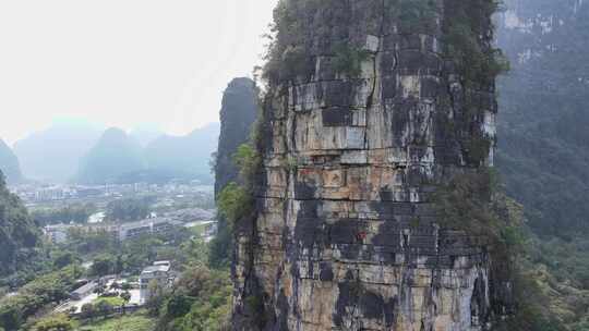 航拍结组攀登桂林阳朔拇指峰的攀岩者